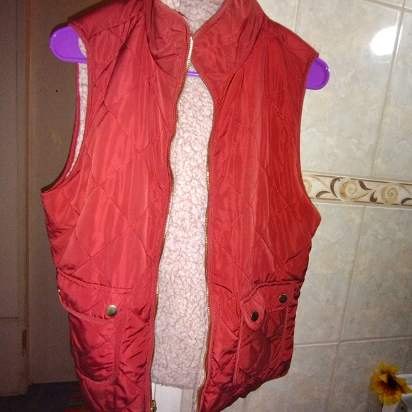 WOMENS BEAUTIFUL MAROON RED PLUM SHERPA VEST WITH GOLD ACCENTS - Picture 6 of 11